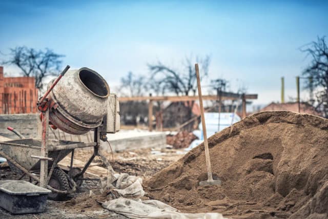 Ile cementu na betoniarkę 150l? Sprawdź idealne proporcje mieszanki Ile cementu na betoniarkę 150l? Sprawdź idealne proporcje mieszanki