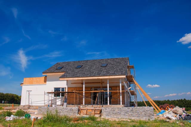 Ile kosztuje budowa domu parterowego 100m2? Sprawdź ukryte wydatki Ile kosztuje budowa domu parterowego 100m2? Sprawdź ukryte wydatki