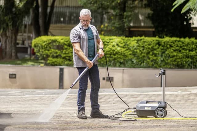 Skuteczne sposoby na to, czym wyczyścić kostkę brukową z cementu Skuteczne sposoby na to, czym wyczyścić kostkę brukową z cementu