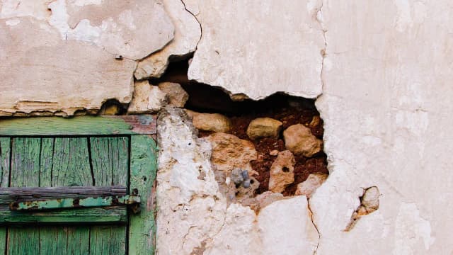 Czym uzupełnić ubytki w tynku, aby uniknąć kosztownych napraw? Czym uzupełnić ubytki w tynku, aby uniknąć kosztownych napraw?