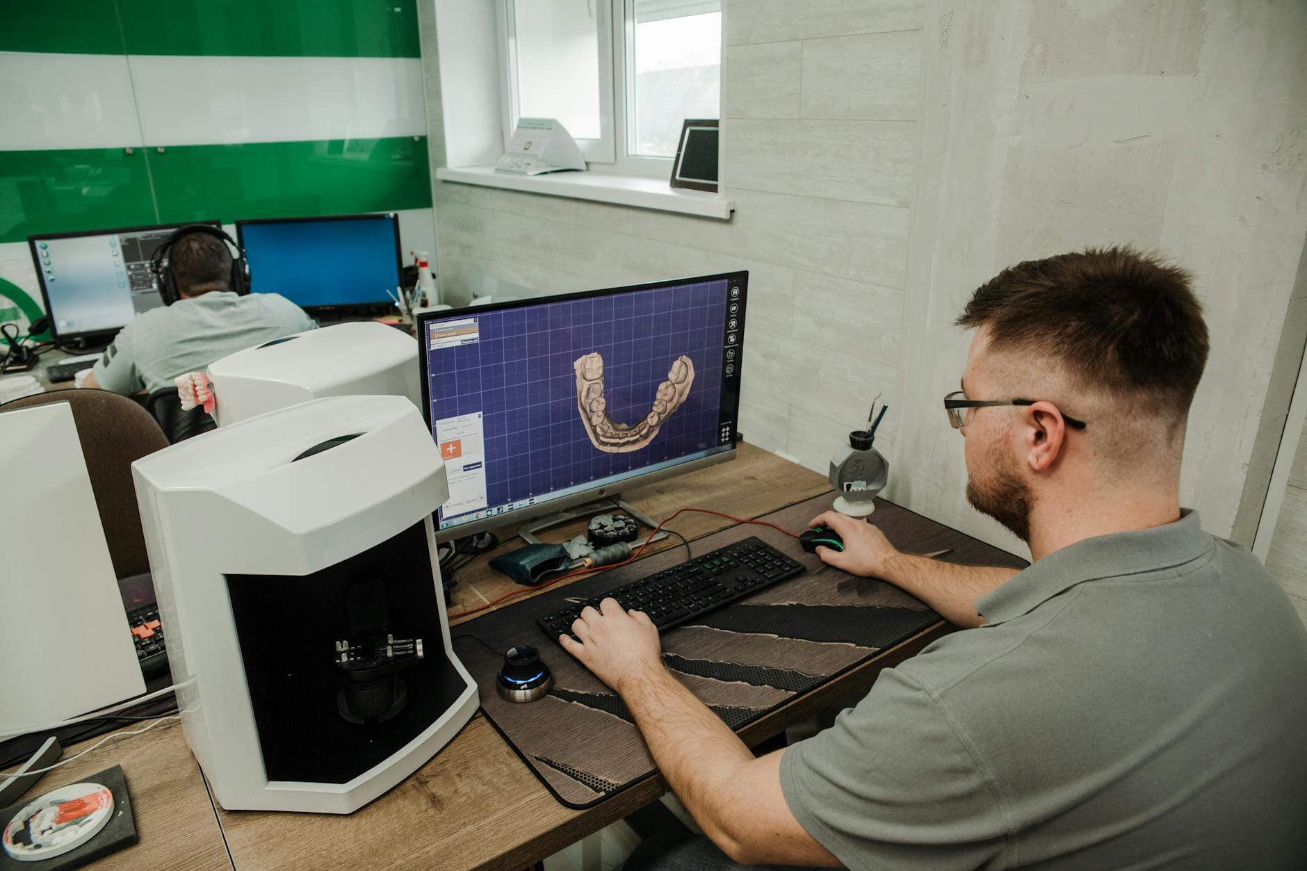 Technik dentystyczny projektuje protezę zębową na komputerze