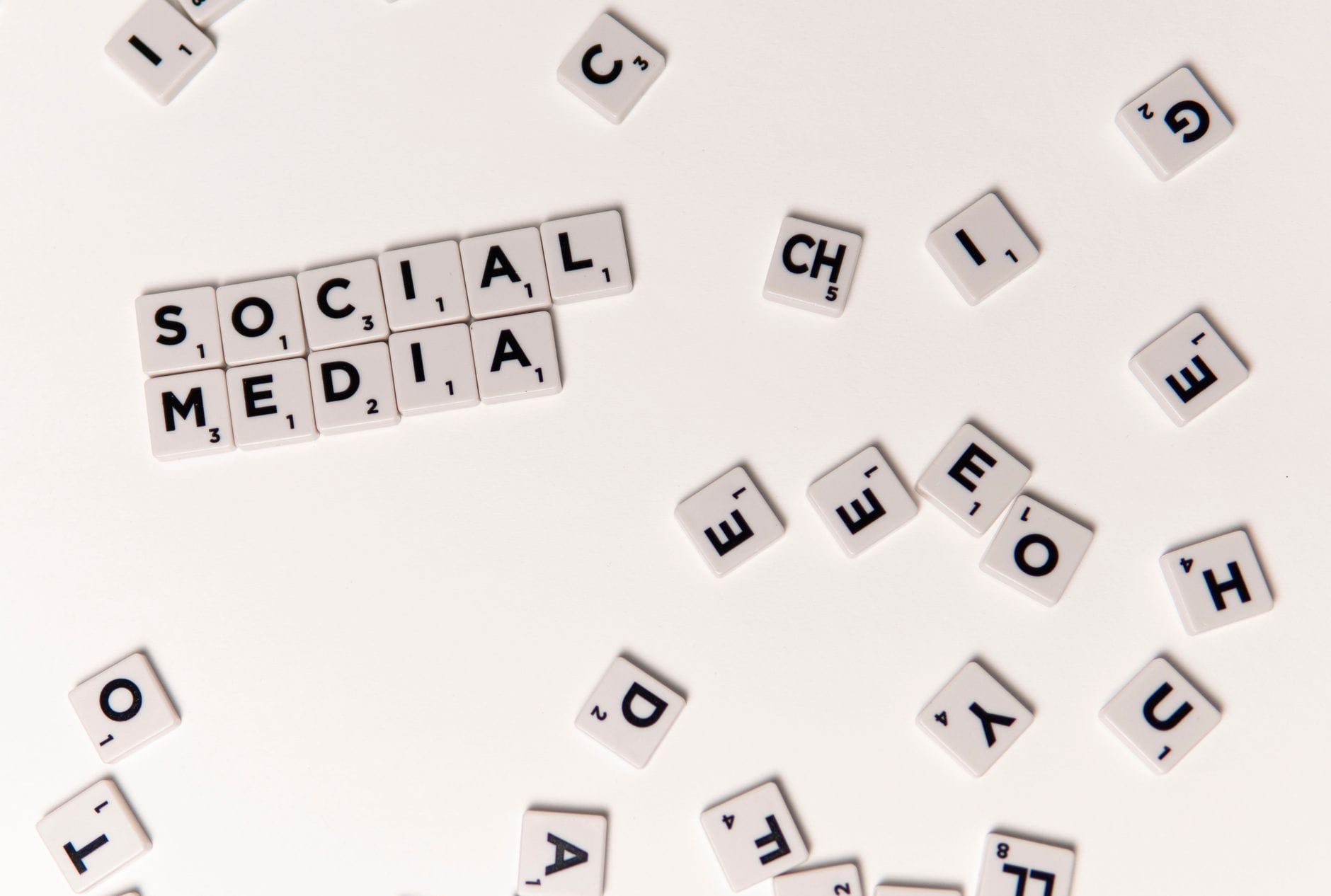 Białe klocki Scrabble układające się w napis Social Media