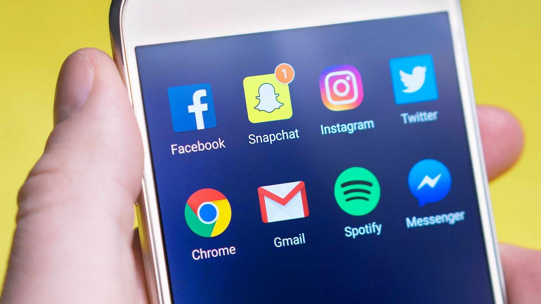 Dłoń trzymająca smartfona z aplikacjami mediów społecznościowych