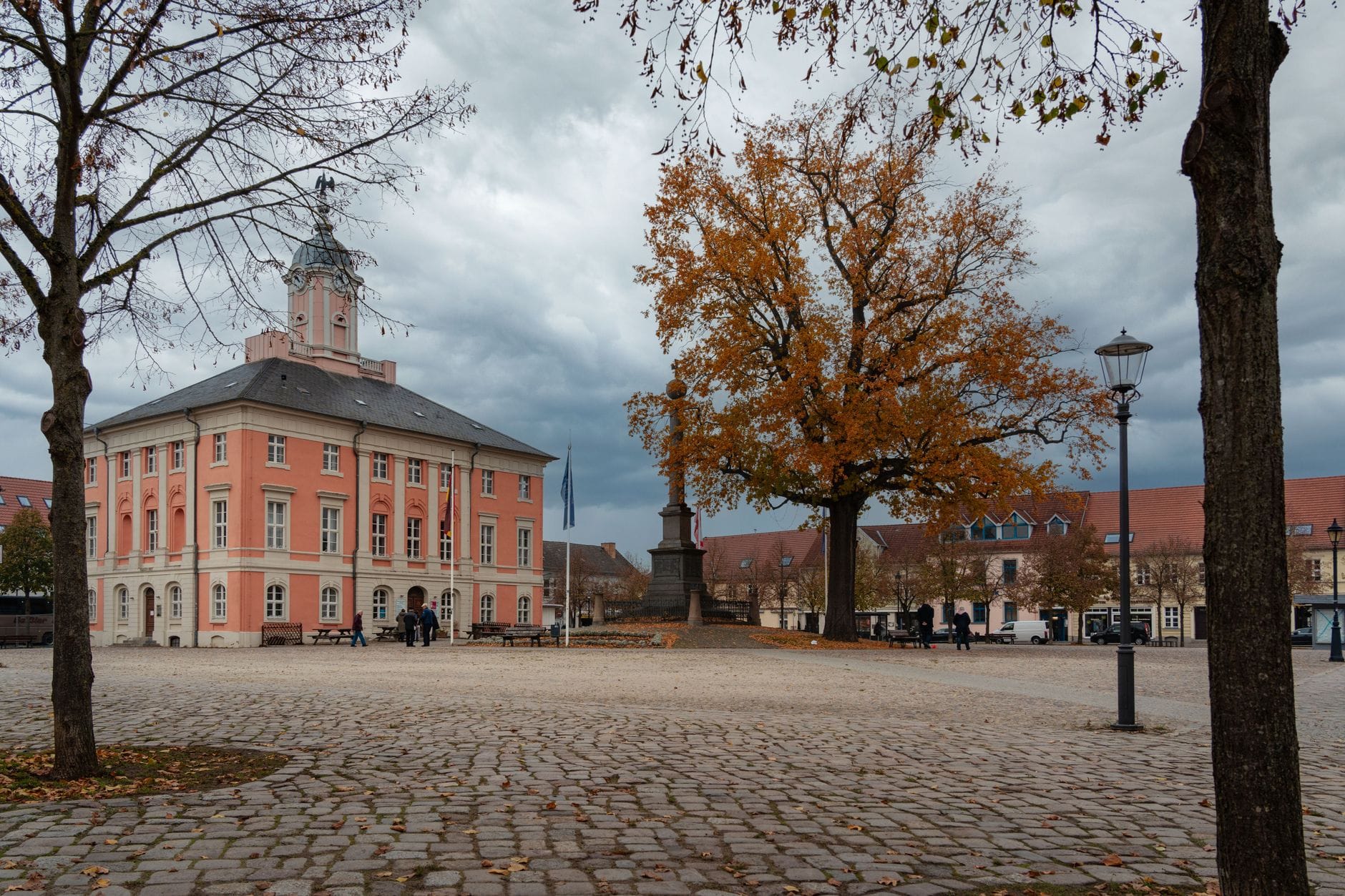 Jesienny rynek małego miasta z historycznymi kamienicami Jesienny rynek małego miasta z historycznymi kamienicami