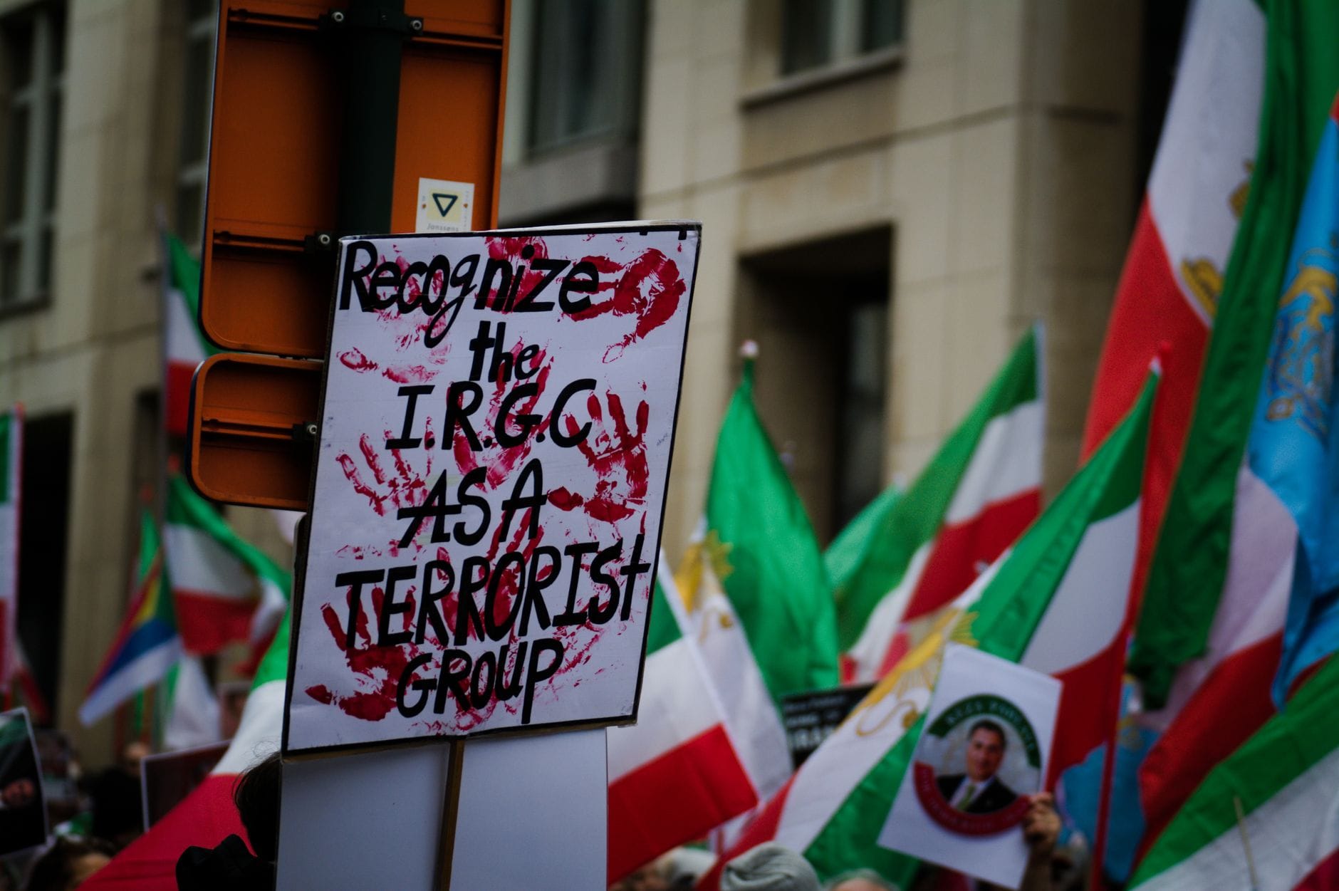 Protest w Brukseli z flagami i transparentami przeciwko IRGC Protest w Brukseli z flagami i transparentami przeciwko IRGC