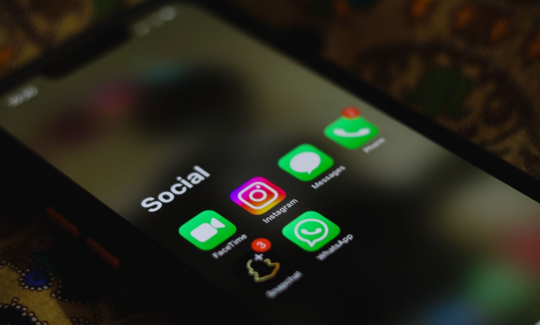 Zbliżenie smartfona z ikonami popularnych aplikacji społecznościowych