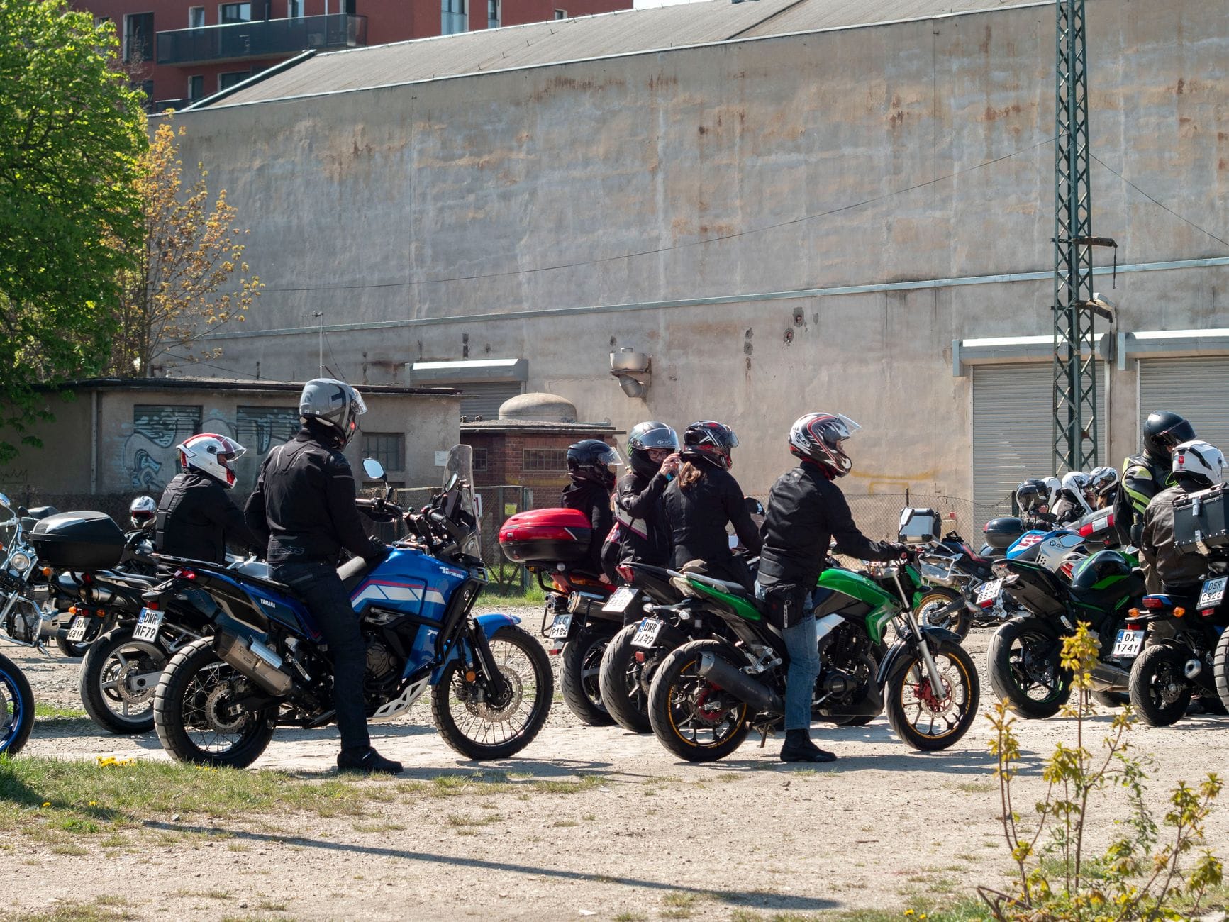 Grupa motocyklistów na różnych motocyklach spotyka się we Wrocławiu